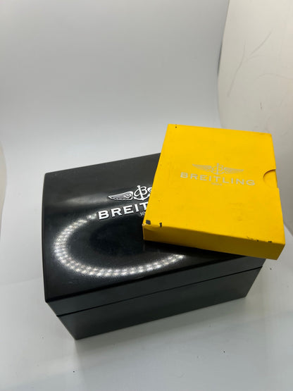 Breitling Blackbird référence A44359, chronographe automatique pour homme avec boîtier en acier de 44 mm et bracelet acier assorti. Cadran noir sans chiffres offrant une lecture claire, protégé par un verre saphir résistant aux rayures. Lunette acier et étanchéité jusqu’à 30 ATM. Équipée du calibre Breitling 44 avec réserve de marche d’environ 42 heures, fonction chronographe et date. Modèle de 2010 en très bon état, révisé, livré avec coffret et papiers d’origine.