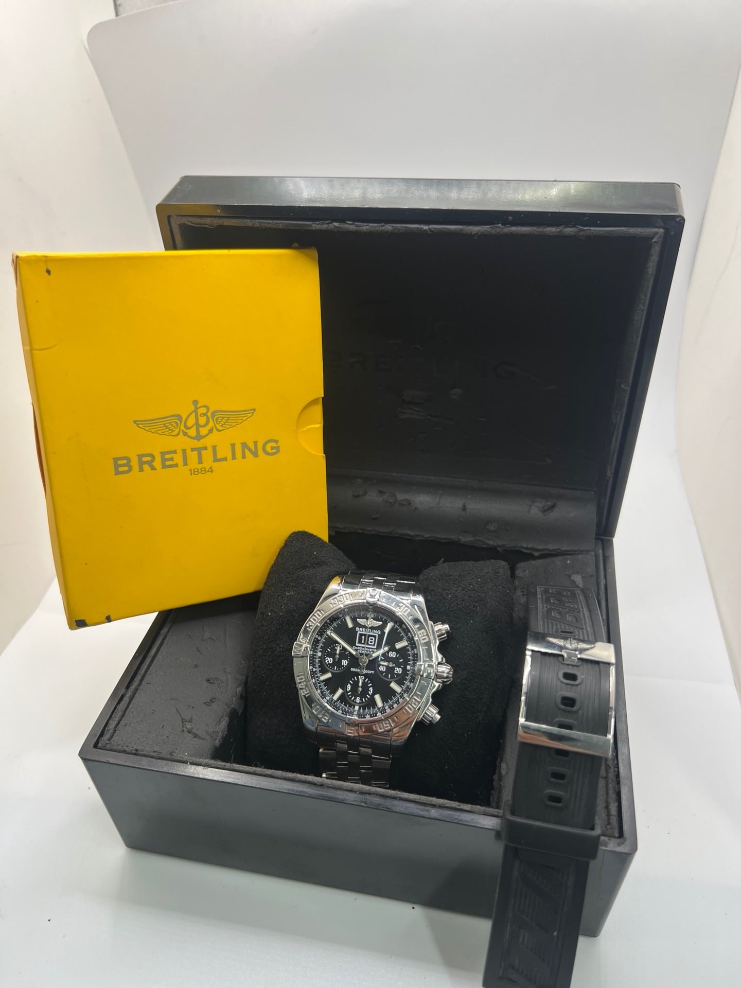 Breitling Blackbird référence A44359, chronographe automatique pour homme avec boîtier en acier de 44 mm et bracelet acier assorti. Cadran noir sans chiffres offrant une lecture claire, protégé par un verre saphir résistant aux rayures. Lunette acier et étanchéité jusqu’à 30 ATM. Équipée du calibre Breitling 44 avec réserve de marche d’environ 42 heures, fonction chronographe et date. Modèle de 2010 en très bon état, révisé, livré avec coffret et papiers d’origine.