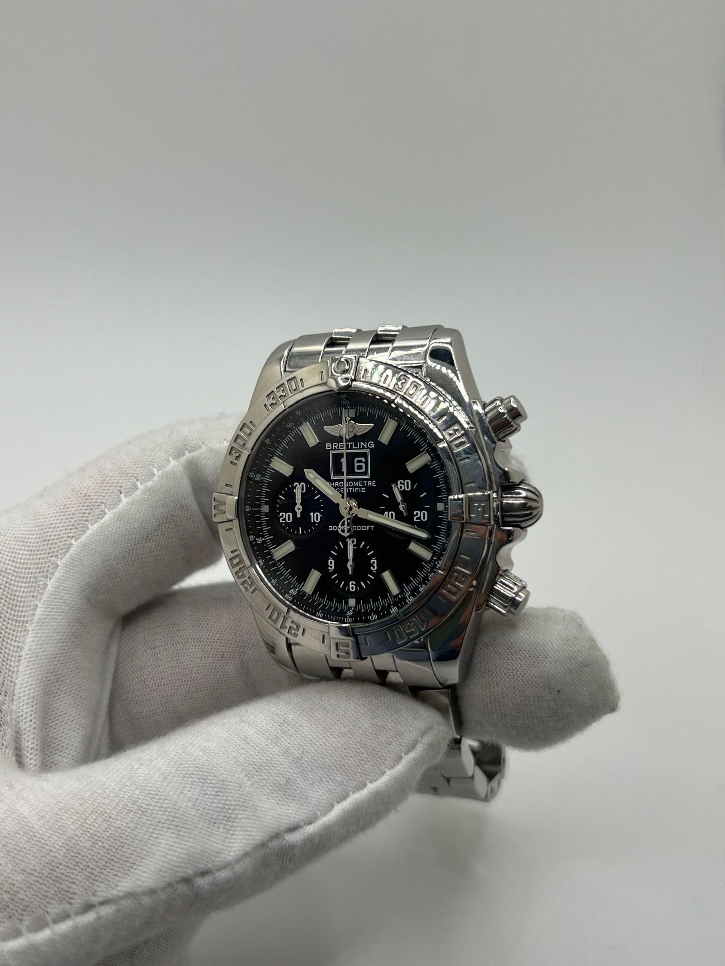 Breitling Blackbird référence A44359, chronographe automatique pour homme avec boîtier en acier de 44 mm et bracelet acier assorti. Cadran noir sans chiffres offrant une lecture claire, protégé par un verre saphir résistant aux rayures. Lunette acier et étanchéité jusqu’à 30 ATM. Équipée du calibre Breitling 44 avec réserve de marche d’environ 42 heures, fonction chronographe et date. Modèle de 2010 en très bon état, révisé, livré avec coffret et papiers d’origine.