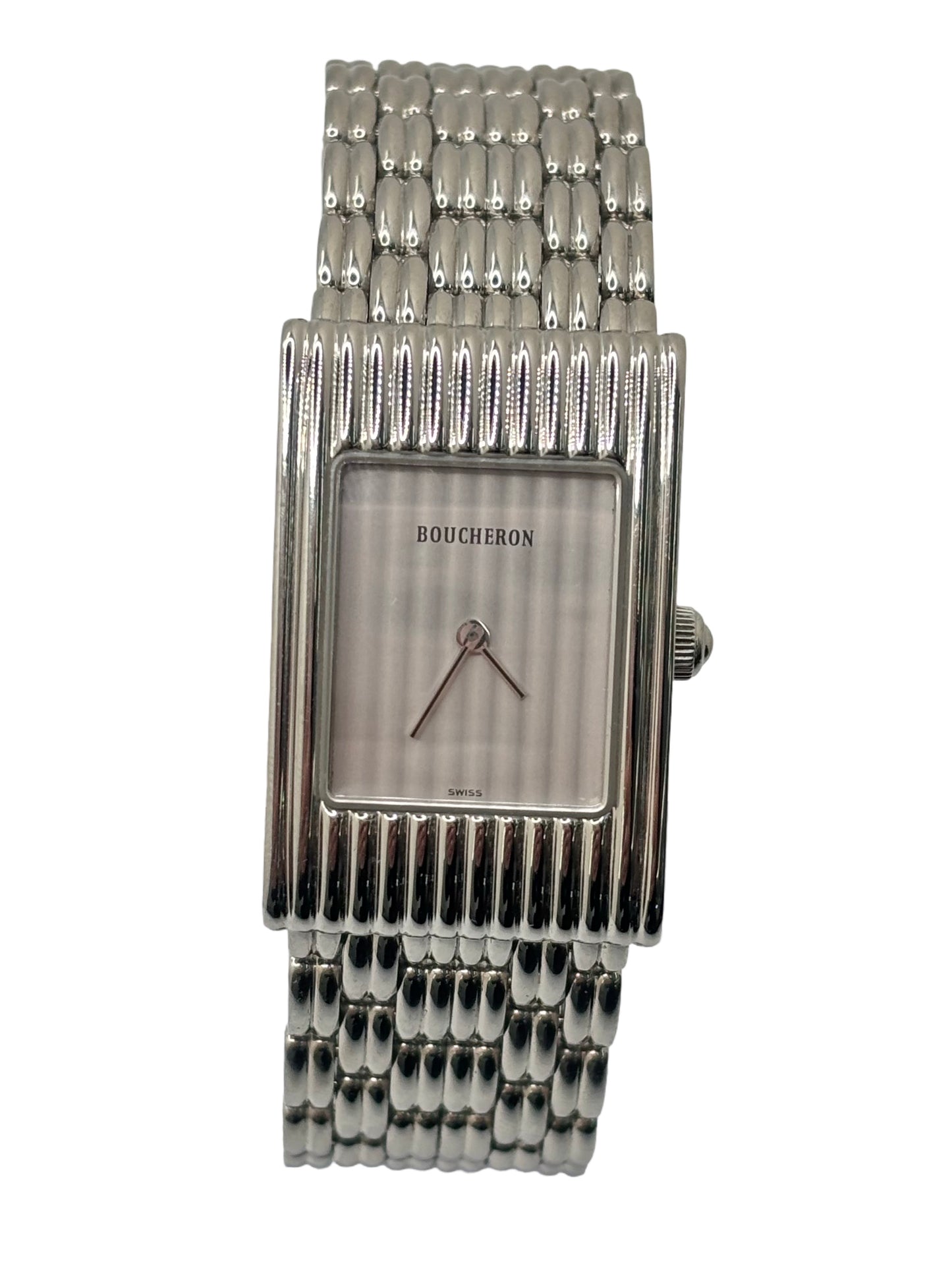 Montre Boucheron Reflet en acier avec mouvement quartz, dotée d’un élégant cadran argent massif sans chiffres et protégée par un verre saphir. Son boîtier rectangulaire de 21 x 32 mm et son bracelet en acier avec boucle double pliant lui confèrent un style raffiné et intemporel. Cette montre de luxe unisexe séduit par ses lignes épurées et son design emblématique, idéal pour les amateurs d’horlogerie et de pièces de prestige d’occasion.
