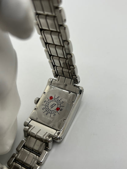 Montre Boucheron Reflet Icare Parallèle en acier, boîtier rectangulaire de 28 x 40 mm avec verre saphir et cadran gris à index bâtons. Équipée d’un mouvement quartz fiable et d’un bracelet en acier avec boucle double déployante. Fonction date discrète. Modèle élégant au design graphique emblématique de la collection Reflet. Montre d’occasion en très bon état, présentant de légères micro-rayures, révisée en interne, sans coffret ni papiers d’origine.