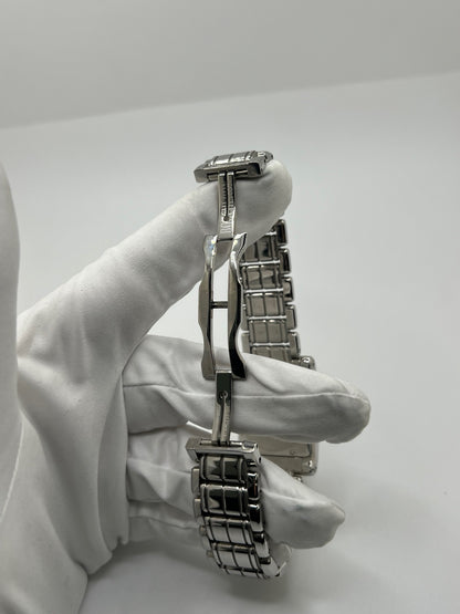 Montre Boucheron Reflet Icare Parallèle en acier, boîtier rectangulaire de 28 x 40 mm avec verre saphir et cadran gris à index bâtons. Équipée d’un mouvement quartz fiable et d’un bracelet en acier avec boucle double déployante. Fonction date discrète. Modèle élégant au design graphique emblématique de la collection Reflet. Montre d’occasion en très bon état, présentant de légères micro-rayures, révisée en interne, sans coffret ni papiers d’origine.