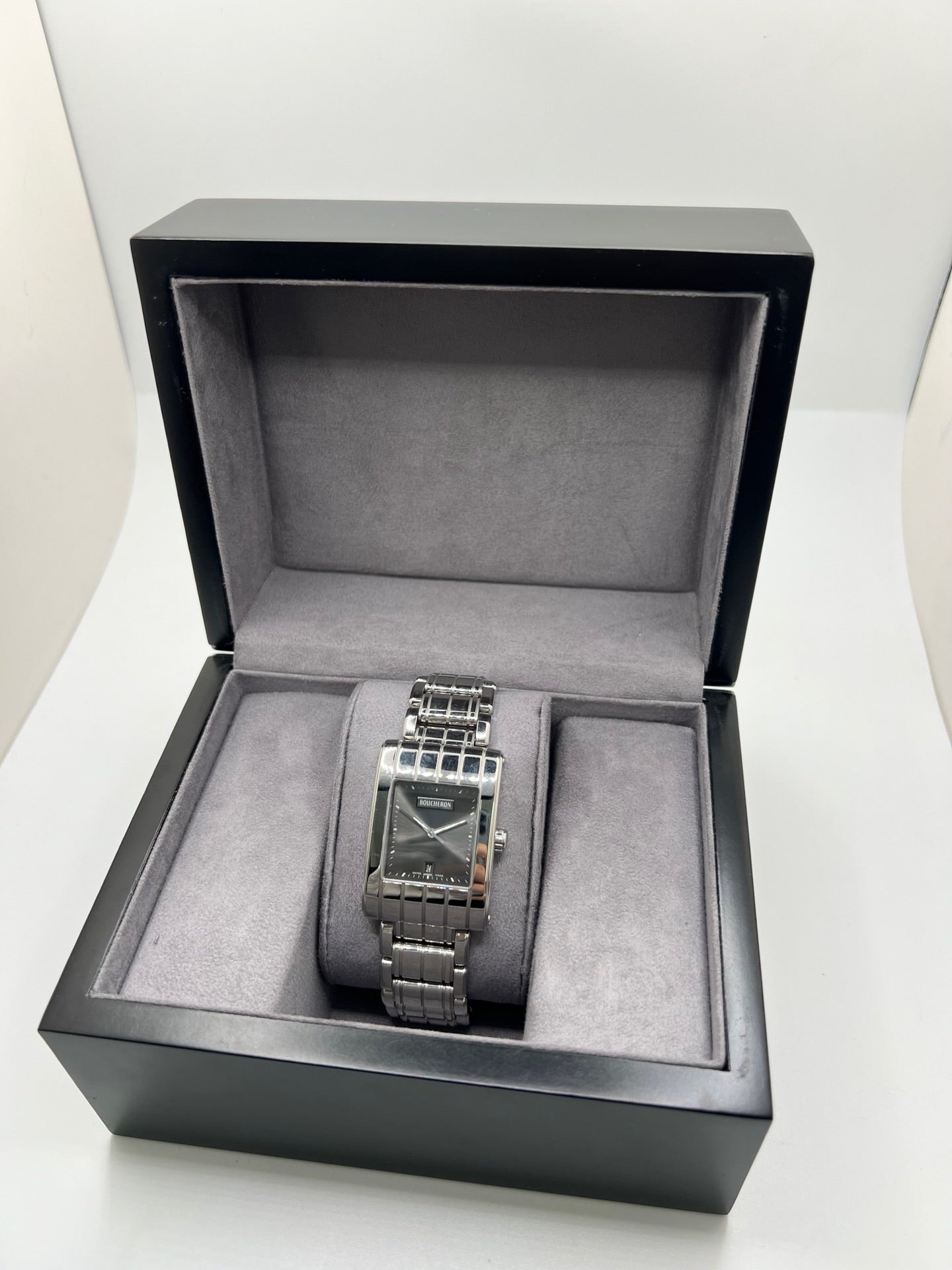 Montre Boucheron Reflet Icare Parallèle en acier, boîtier rectangulaire de 28 x 40 mm avec verre saphir et cadran gris à index bâtons. Équipée d’un mouvement quartz fiable et d’un bracelet en acier avec boucle double déployante. Fonction date discrète. Modèle élégant au design graphique emblématique de la collection Reflet. Montre d’occasion en très bon état, présentant de légères micro-rayures, révisée en interne, sans coffret ni papiers d’origine.