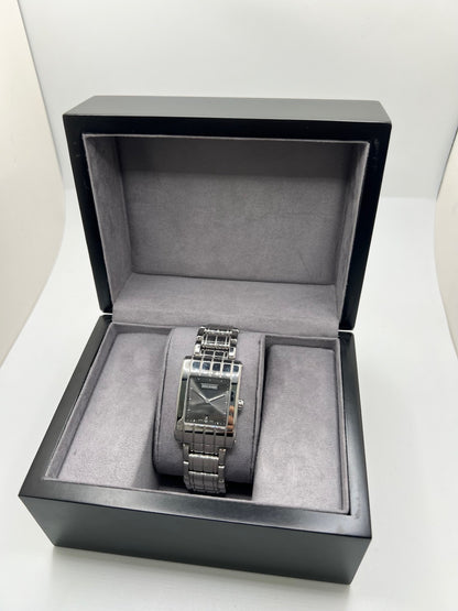 Montre Boucheron Reflet Icare Parallèle en acier, boîtier rectangulaire de 28 x 40 mm avec verre saphir et cadran gris à index bâtons. Équipée d’un mouvement quartz fiable et d’un bracelet en acier avec boucle double déployante. Fonction date discrète. Modèle élégant au design graphique emblématique de la collection Reflet. Montre d’occasion en très bon état, présentant de légères micro-rayures, révisée en interne, sans coffret ni papiers d’origine.
