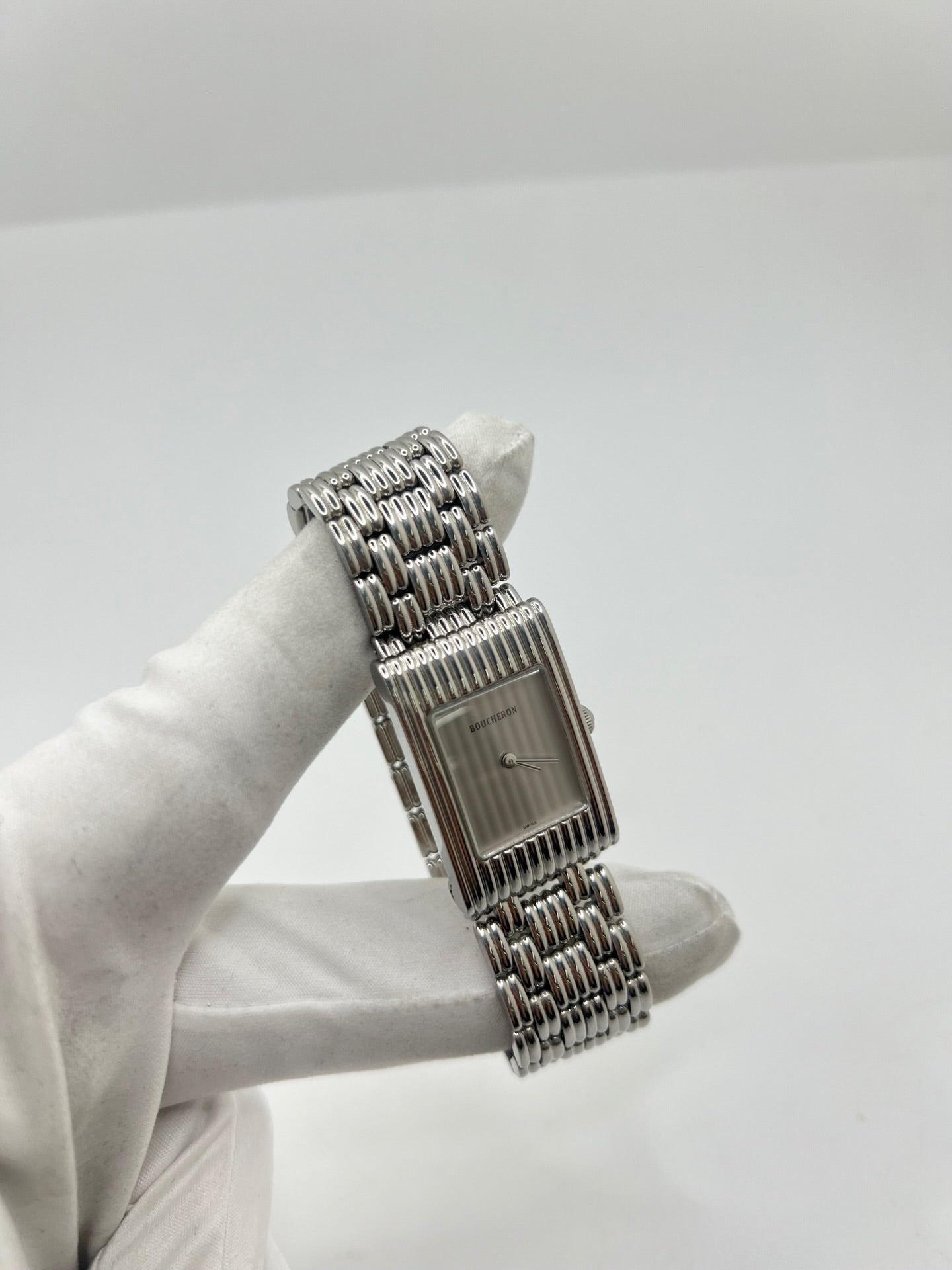 Montre Boucheron Reflet en acier avec mouvement quartz, dotée d’un élégant cadran argent massif sans chiffres et protégée par un verre saphir. Son boîtier rectangulaire de 21 x 32 mm et son bracelet en acier avec boucle double pliant lui confèrent un style raffiné et intemporel. Cette montre de luxe unisexe séduit par ses lignes épurées et son design emblématique, idéal pour les amateurs d’horlogerie et de pièces de prestige d’occasion.
