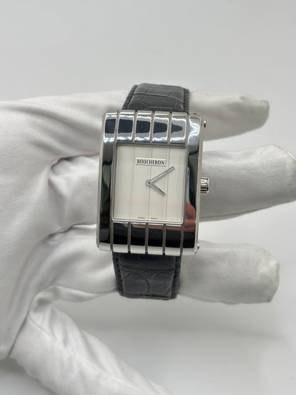 Montre Boucheron Reflet Icare Parallèle en acier, équipée d’un mouvement quartz précis. Boîtier rectangulaire 28 x 40 mm avec verre saphir et cadran blanc épuré. Bracelet en cuir de crocodile noir avec boucle ardillon en acier. Modèle homme/unisexe au design élégant et intemporel. Montre d’occasion en très bon état, présentant de légères traces d’usure non perceptibles au toucher, révisée en avril 2026, idéale pour amateurs d’horlogerie et de pièces de luxe.