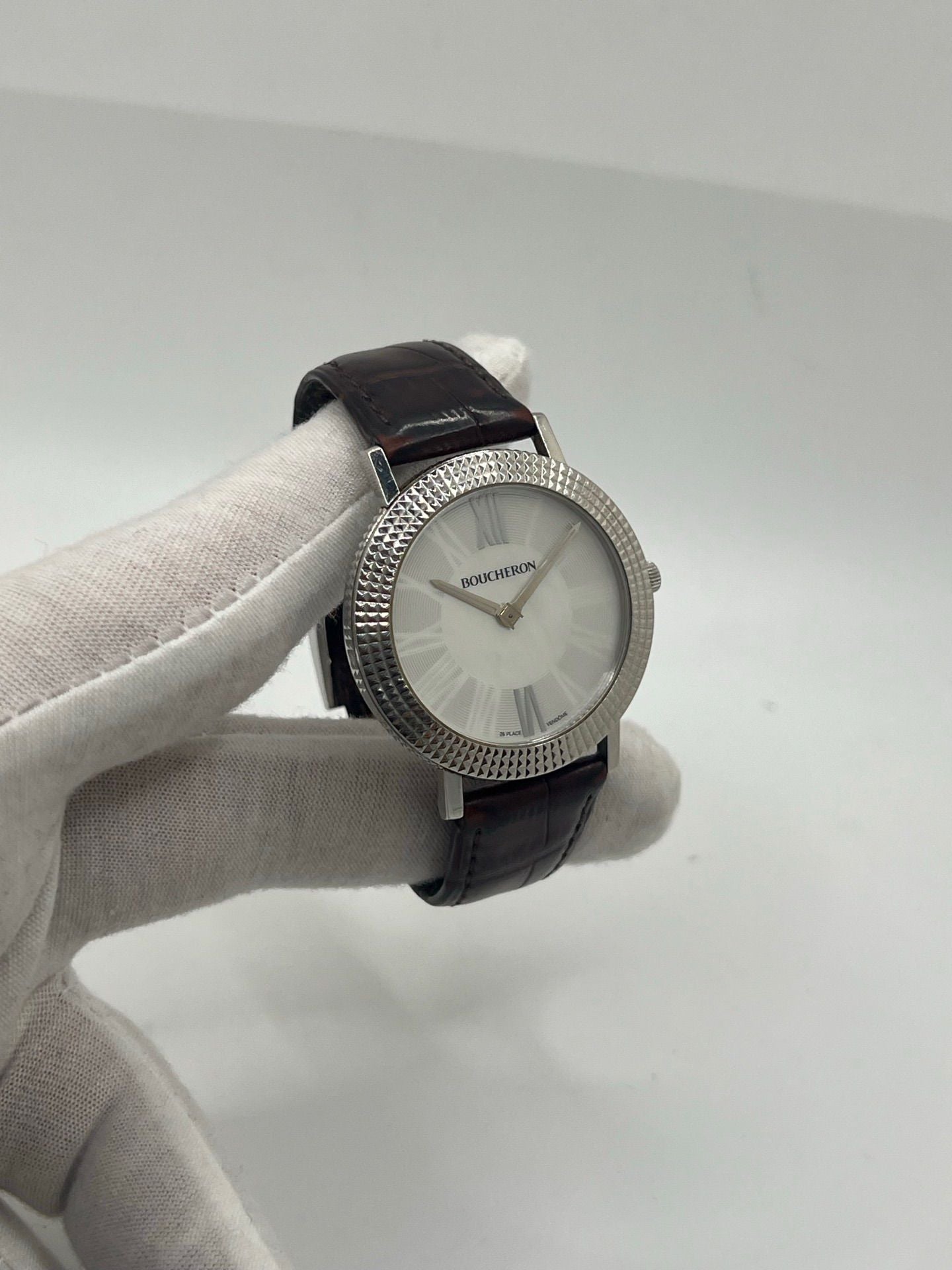 Découvrez l’élégance intemporelle de la Boucheron Ronde Clous de Paris, une montre Boucheron haut de gamme alliant raffinement et savoir-faire horloger. Ce modèle Ronde Clous de Paris se distingue par son cadran en nacre, subtilement mis en valeur par un boîtier en acier de 38 mm et un bracelet en peau d’alligator brun, synonyme de luxe et de confort.