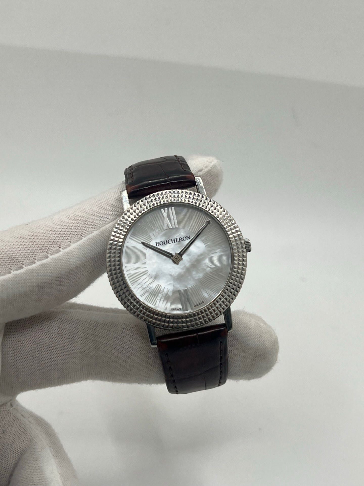 Découvrez l’élégance intemporelle de la Boucheron Ronde Clous de Paris, une montre Boucheron haut de gamme alliant raffinement et savoir-faire horloger. Ce modèle Ronde Clous de Paris se distingue par son cadran en nacre, subtilement mis en valeur par un boîtier en acier de 38 mm et un bracelet en peau d’alligator brun, synonyme de luxe et de confort.