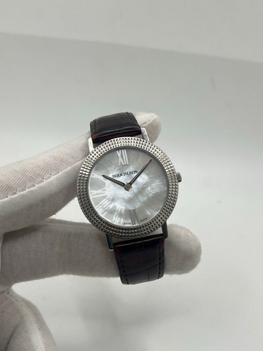 Découvrez l’élégance intemporelle de la Boucheron Ronde Clous de Paris, une montre Boucheron haut de gamme alliant raffinement et savoir-faire horloger. Ce modèle Ronde Clous de Paris se distingue par son cadran en nacre, subtilement mis en valeur par un boîtier en acier de 38 mm et un bracelet en peau d’alligator brun, synonyme de luxe et de confort.
