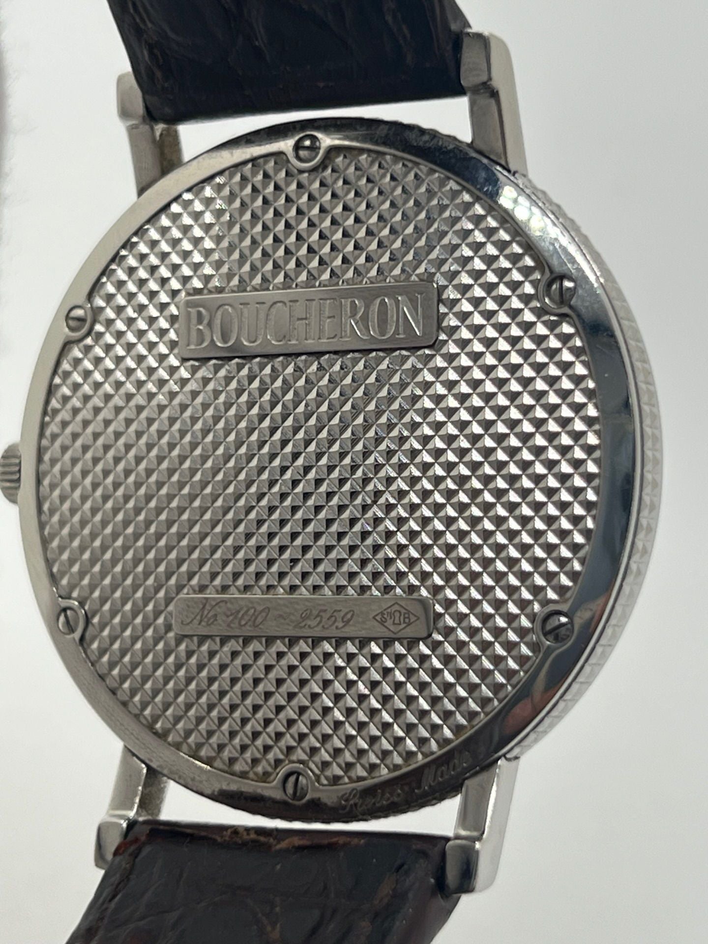 Découvrez l’élégance intemporelle de la Boucheron Ronde Clous de Paris, une montre Boucheron haut de gamme alliant raffinement et savoir-faire horloger. Ce modèle Ronde Clous de Paris se distingue par son cadran en nacre, subtilement mis en valeur par un boîtier en acier de 38 mm et un bracelet en peau d’alligator brun, synonyme de luxe et de confort.