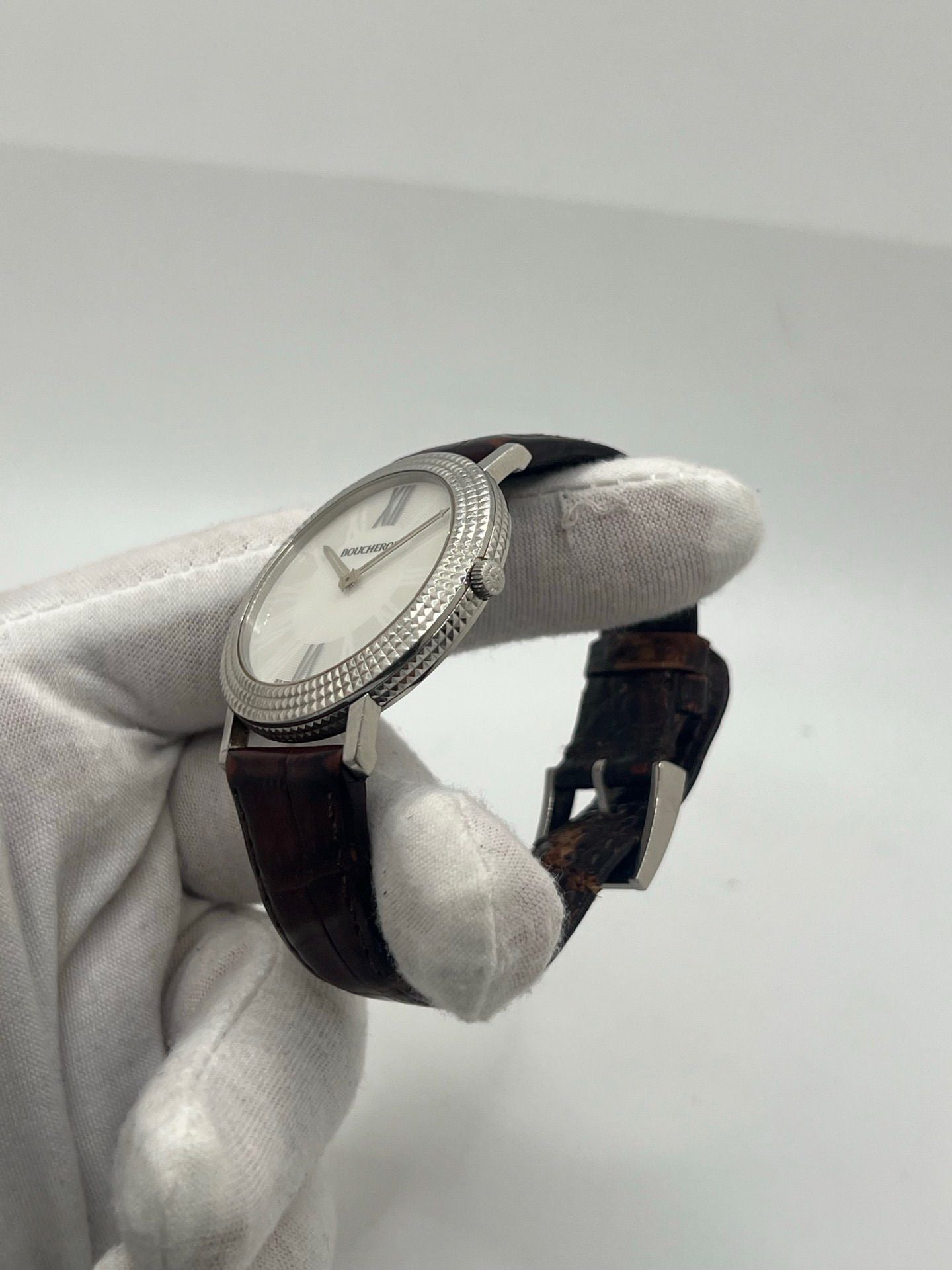 Découvrez l’élégance intemporelle de la Boucheron Ronde Clous de Paris, une montre Boucheron haut de gamme alliant raffinement et savoir-faire horloger. Ce modèle Ronde Clous de Paris se distingue par son cadran en nacre, subtilement mis en valeur par un boîtier en acier de 38 mm et un bracelet en peau d’alligator brun, synonyme de luxe et de confort.