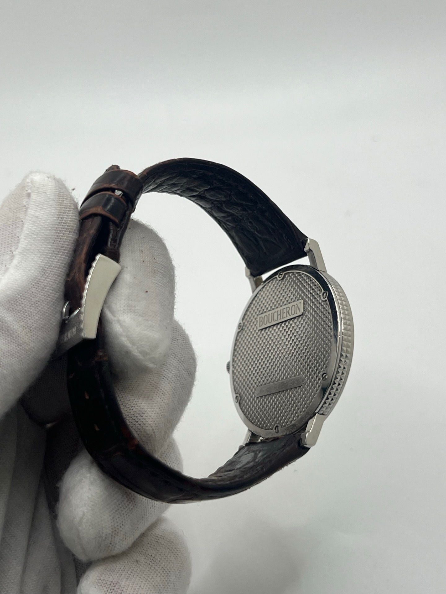 Découvrez l’élégance intemporelle de la Boucheron Ronde Clous de Paris, une montre Boucheron haut de gamme alliant raffinement et savoir-faire horloger. Ce modèle Ronde Clous de Paris se distingue par son cadran en nacre, subtilement mis en valeur par un boîtier en acier de 38 mm et un bracelet en peau d’alligator brun, synonyme de luxe et de confort.