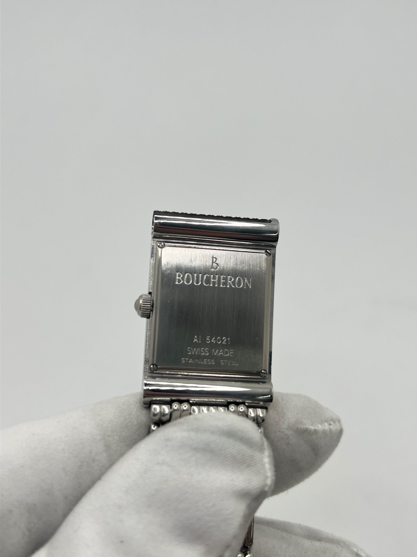 Montre Boucheron Reflet en acier avec mouvement quartz, dotée d’un élégant cadran argent massif sans chiffres et protégée par un verre saphir. Son boîtier rectangulaire de 21 x 32 mm et son bracelet en acier avec boucle double pliant lui confèrent un style raffiné et intemporel. Cette montre de luxe unisexe séduit par ses lignes épurées et son design emblématique, idéal pour les amateurs d’horlogerie et de pièces de prestige d’occasion.
