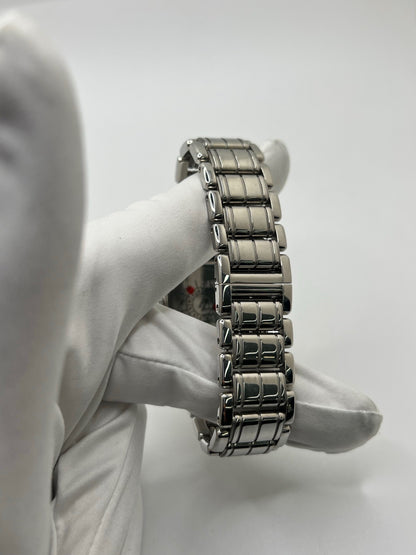 Montre Boucheron Reflet Icare Parallèle en acier, boîtier rectangulaire de 28 x 40 mm avec verre saphir et cadran gris à index bâtons. Équipée d’un mouvement quartz fiable et d’un bracelet en acier avec boucle double déployante. Fonction date discrète. Modèle élégant au design graphique emblématique de la collection Reflet. Montre d’occasion en très bon état, présentant de légères micro-rayures, révisée en interne, sans coffret ni papiers d’origine.