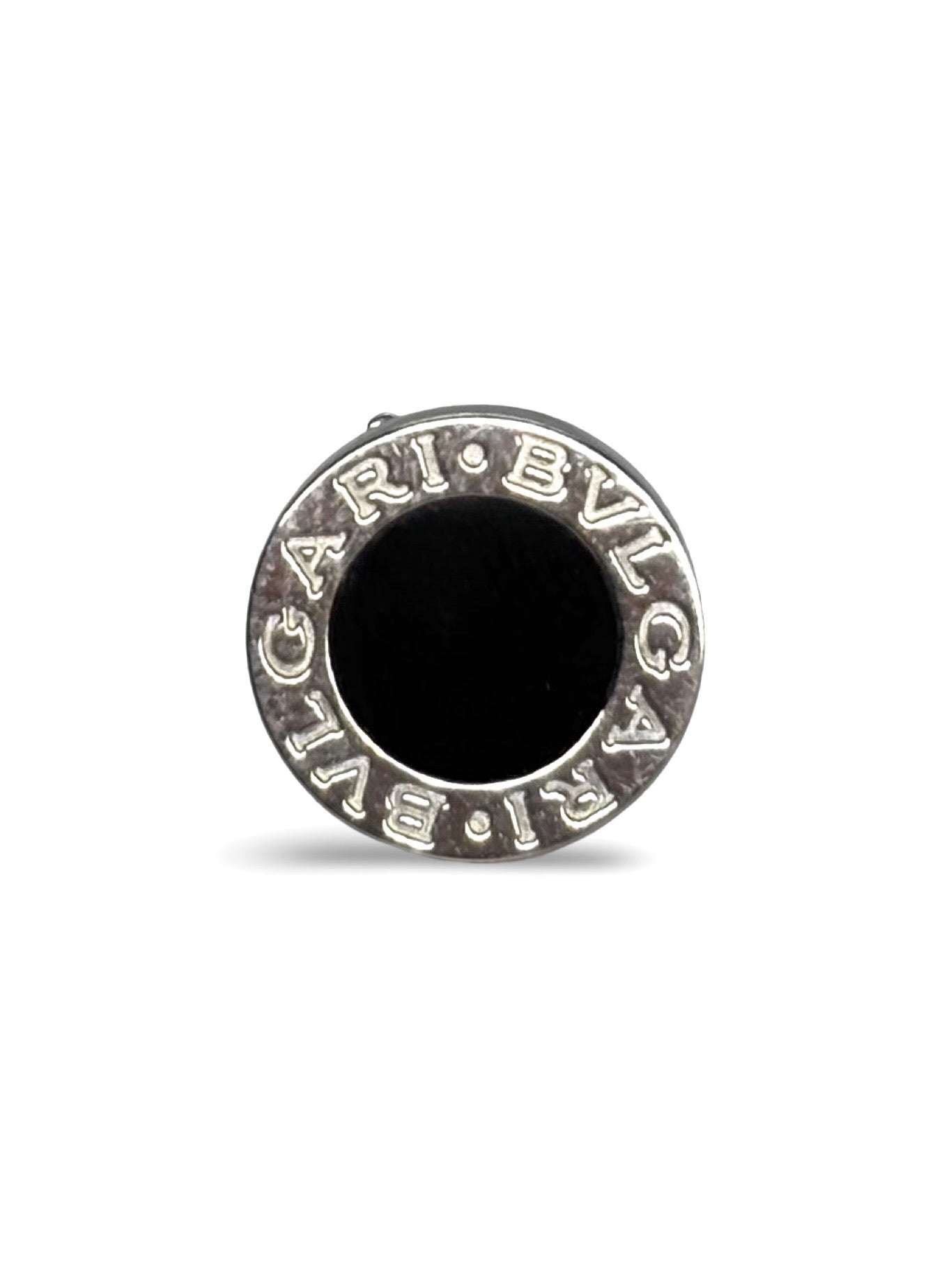 Mono boucle d’oreille Bulgari, conçue en or blanc 18 carats et ornée d’une pierre d’onyx noire profonde. Ce bijou asymétrique allie modernité et élégance, avec un contraste saisissant entre la blancheur de l’or et la profondeur de l’onyx. Parfaite pour apporter une touche contemporaine et sophistiquée à votre style, cette création reflète le savoir-faire prestigieux de la maison Bulgari.