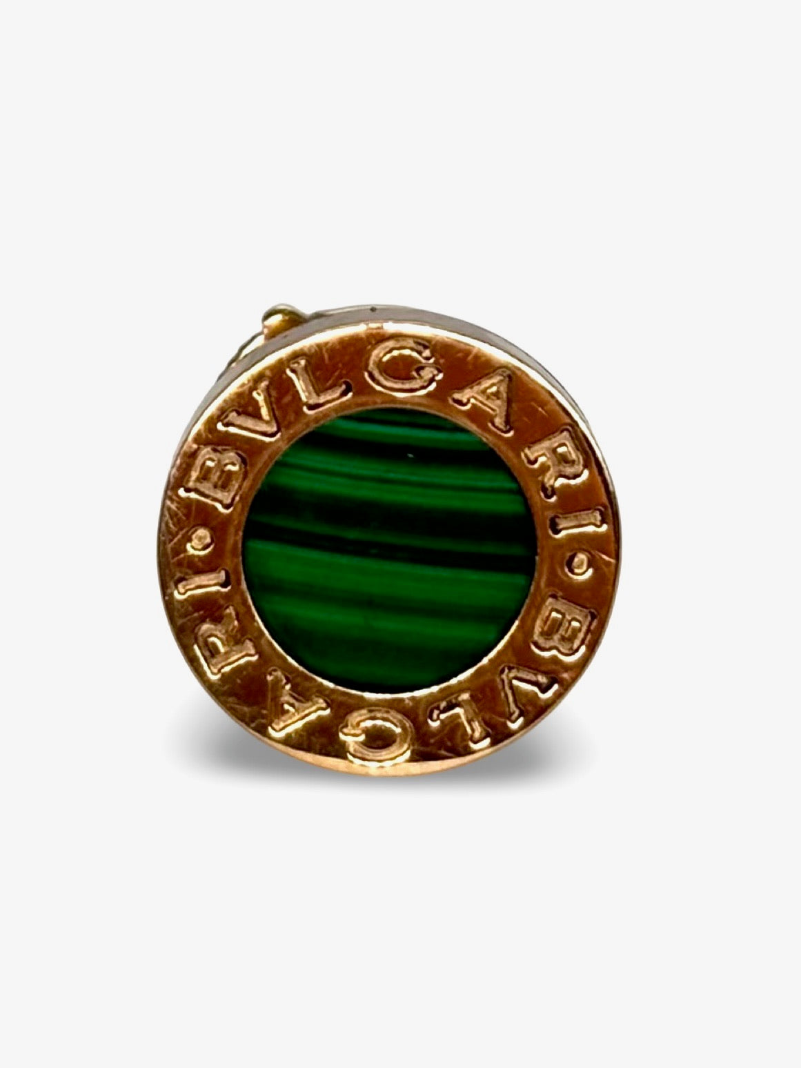 Mono boucle d’oreille signée Bulgari, en or rose 18 carats, sublimée par une malachite aux reflets profonds. Alliance parfaite entre audace contemporaine et élégance intemporelle, ce bijou asymétrique se distingue par son design singulier et la richesse de ses matières. Idéale pour un look moderne et affirmé, cette création reflète le style iconique et l’excellence joaillière de la maison Bulgari.