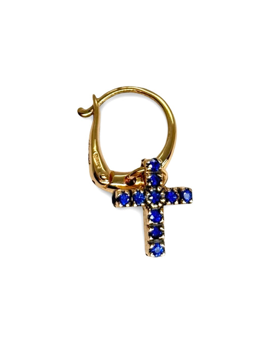 Raffinée et intemporelle, cette boucle d’oreille croix Pomellato en or jaune est ornée d’un saphir bleu de 0,18 carat. Un bijou élégant et symbolique, parfait pour sublimer votre style au quotidien ou offrir en cadeau. Pièce de joaillerie précieuse, elle reflète l’excellence et le savoir-faire de la maison Pomellato.