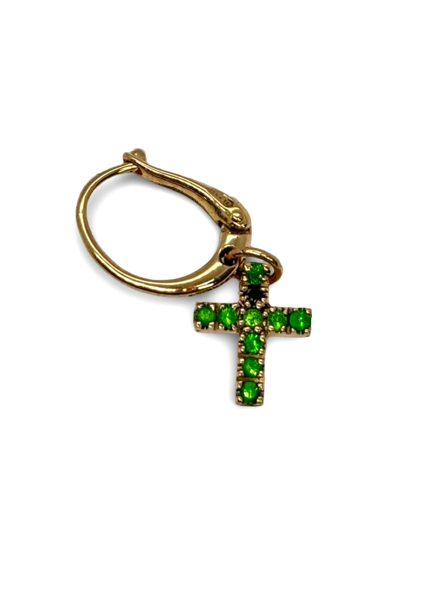 Boucle d’oreille Pomellato en or rose, dessinée en forme de croix et sertie d’émeraudes totalisant 0,18 carat. Ce bijou raffiné incarne l’élégance et le savoir-faire de la maison Pomellato, offrant un style à la fois moderne et intemporel. Idéale pour sublimer une tenue et apporter une touche de luxe discret et coloré.