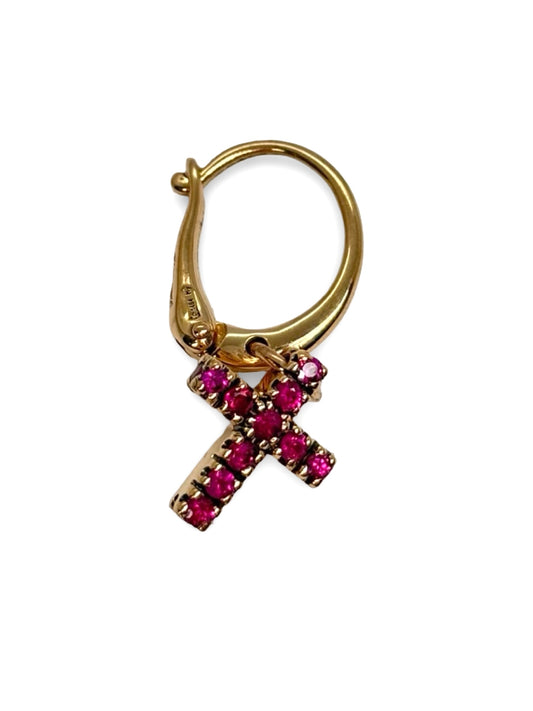 Élégante et précieuse, cette boucle d’oreille croix Pomellato en or rose est sublimée par un rubis éclatant de 0,18 carat. Symbole d’élégance et de raffinement, ce bijou raffiné se porte seul ou en paire pour un style unique. Une création de joaillerie intemporelle, parfaite pour offrir ou compléter une collection.