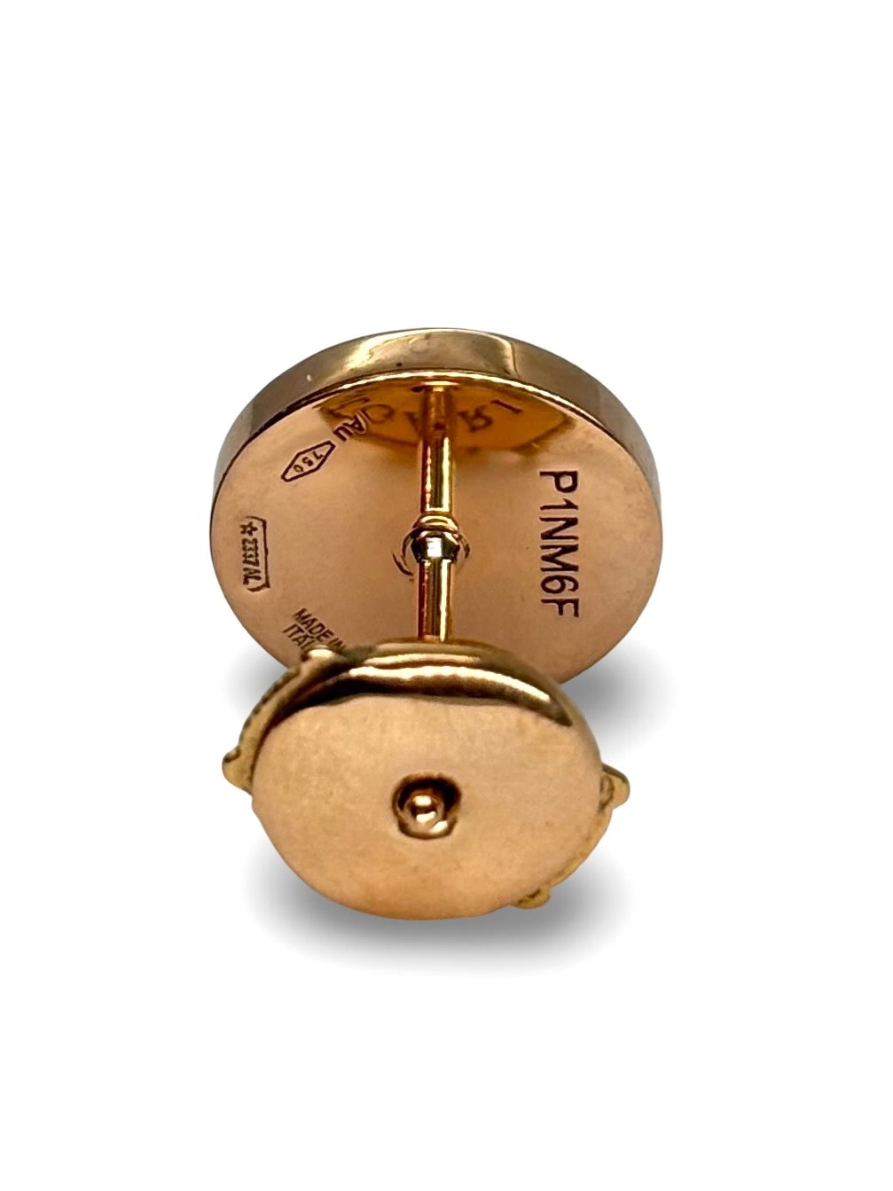 Mono boucle d’oreille signée Bulgari, en or rose 18 carats, sublimée par une malachite aux reflets profonds. Alliance parfaite entre audace contemporaine et élégance intemporelle, ce bijou asymétrique se distingue par son design singulier et la richesse de ses matières. Idéale pour un look moderne et affirmé, cette création reflète le style iconique et l’excellence joaillière de la maison Bulgari.