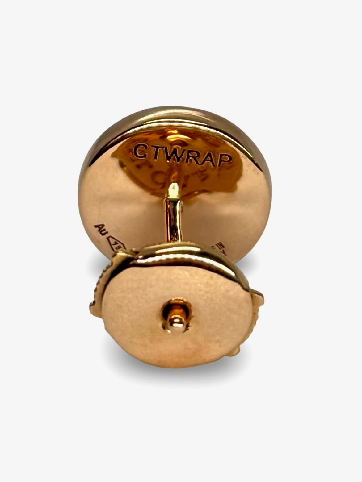 Mono boucle d’oreille Bulgari en or rose 18 carats, mise en valeur par une nacre délicate aux reflets irisés. Cette pièce asymétrique incarne l’audace et le raffinement propres à la maison, alliant la chaleur de l’or rose à la douceur naturelle de la nacre. Parfaite pour un style contemporain et élégant, elle apporte une touche unique et sophistiquée à toutes vos tenues.