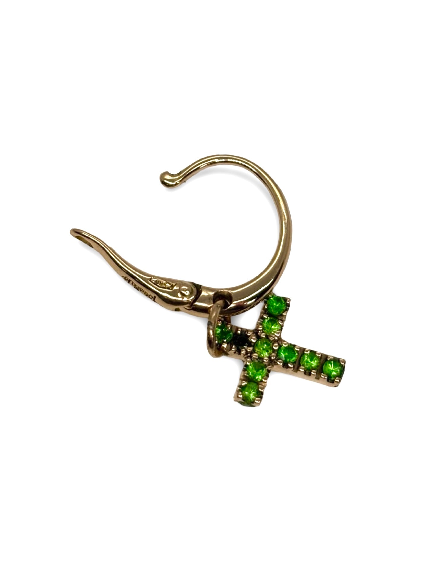 Boucle d’oreille Pomellato en or rose, dessinée en forme de croix et sertie d’émeraudes totalisant 0,18 carat. Ce bijou raffiné incarne l’élégance et le savoir-faire de la maison Pomellato, offrant un style à la fois moderne et intemporel. Idéale pour sublimer une tenue et apporter une touche de luxe discret et coloré.