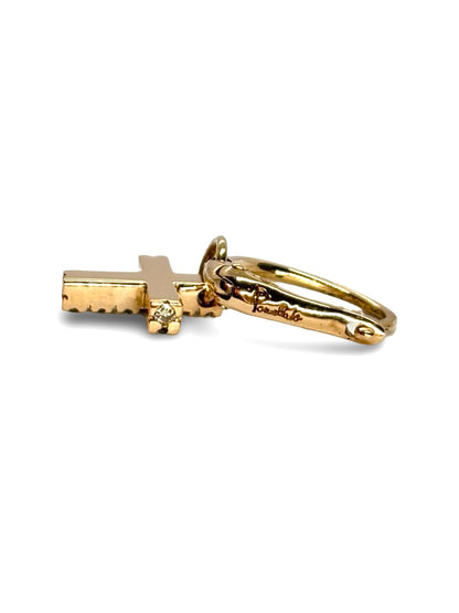 Raffinée et lumineuse, cette boucle d’oreille croix Pomellato en or rose est sertie de diamants scintillants totalisant 0,15 carat. Une création élégante et intemporelle qui allie modernité et tradition joaillière, idéale pour sublimer vos tenues ou offrir en cadeau. Un bijou précieux signé Pomellato.