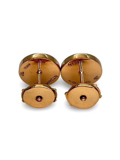 Boucles d’oreilles signées Bulgari, en or rose 18 carats, sublimées par 0,36 carat de diamants scintillants. Cette création allie l’éclat chaleureux de l’or rose à la brillance délicate des pierres précieuses, dans un design à la fois contemporain et raffiné. Parfaites pour sublimer une tenue de jour comme de soirée, elles reflètent le savoir-faire joaillier de la maison Bulgari et son sens unique de l’élégance.