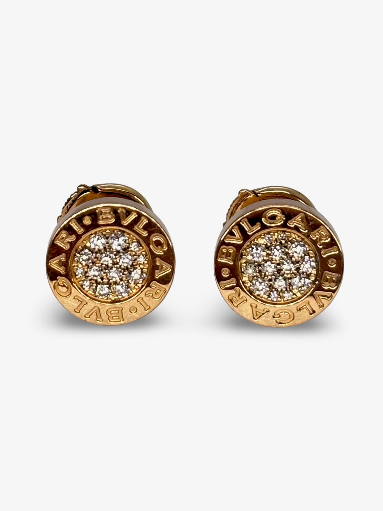 Boucles d’oreilles signées Bulgari, en or rose 18 carats, sublimées par 0,36 carat de diamants scintillants. Cette création allie l’éclat chaleureux de l’or rose à la brillance délicate des pierres précieuses, dans un design à la fois contemporain et raffiné. Parfaites pour sublimer une tenue de jour comme de soirée, elles reflètent le savoir-faire joaillier de la maison Bulgari et son sens unique de l’élégance.