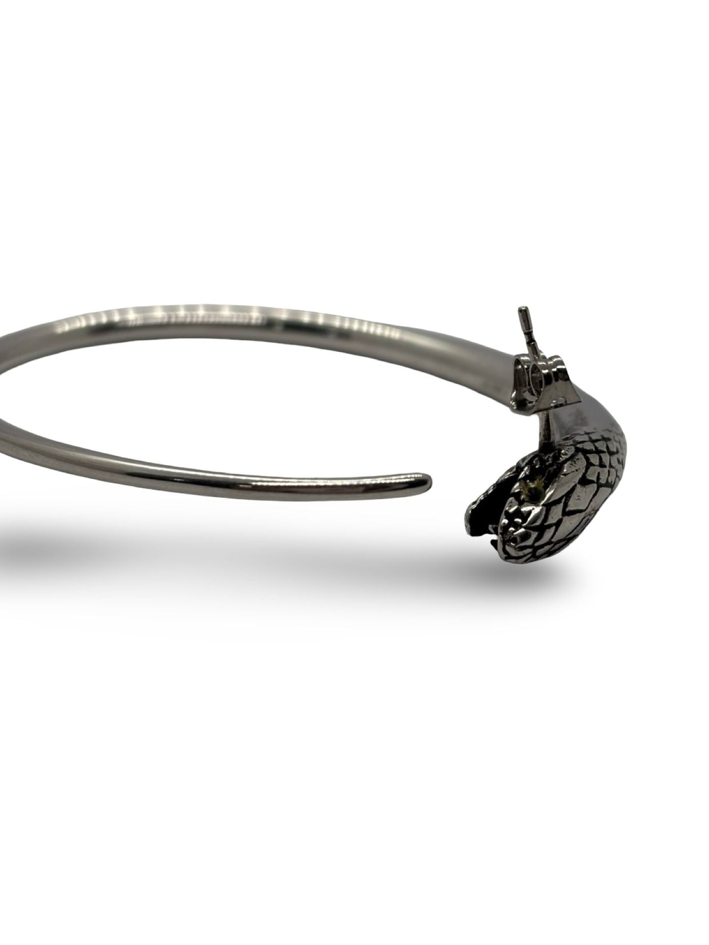 Symbole d’élégance et de caractère, les boucles d’oreilles Céline Serpent séduisent par leur design audacieux et raffiné. Inspirées de la puissance mystique du serpent, elles allient modernité et sensualité. Ces bijoux d’exception subliment le visage et ajoutent une touche de sophistication à chaque tenue.