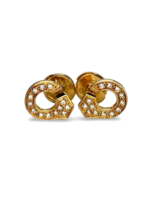 Boucles d’oreilles Dinh Van Menottes en or jaune, sublimées par des diamants étincelants totalisant 0,10 carat. Un bijou emblématique mêlant modernité et élégance, symbole d’union et de raffinement, parfait pour apporter une touche lumineuse et intemporelle à chaque tenue.