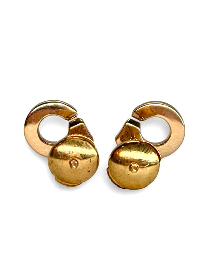 Boucles d’oreilles Dinh Van Menottes en or jaune, sublimées par des diamants étincelants totalisant 0,10 carat. Un bijou emblématique mêlant modernité et élégance, symbole d’union et de raffinement, parfait pour apporter une touche lumineuse et intemporelle à chaque tenue.