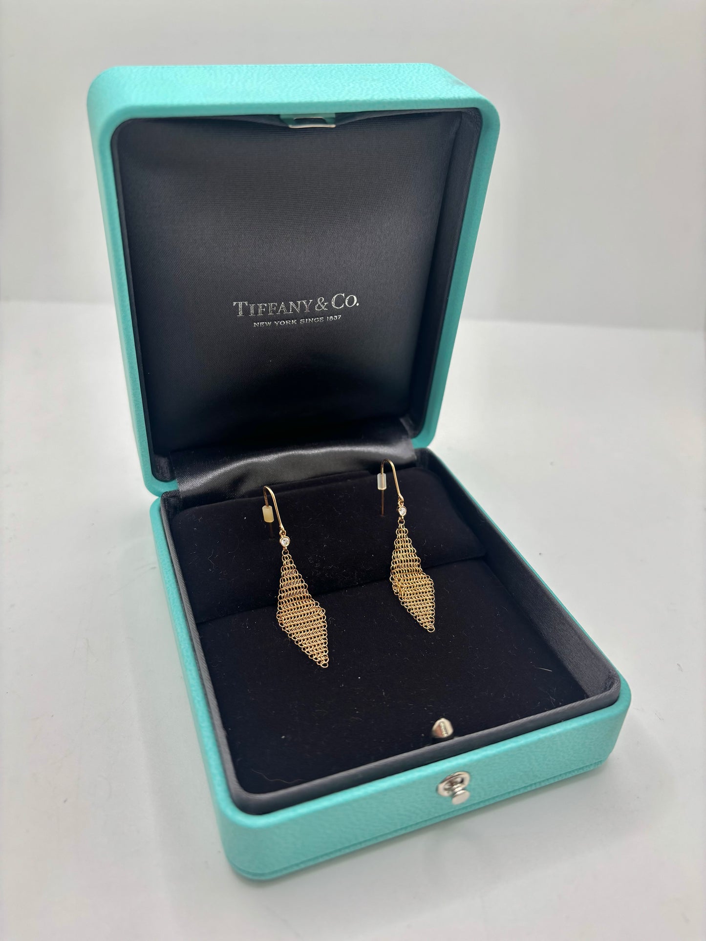 Découvrez les boucles d'oreilles Tiffany & Co Elsa Peretti en or jaune 18 carats et diamants, une création raffinée au design intemporel. Ces boucles d'oreilles Elsa Peretti Tiffany & Co en or jaune 750/1000 séduisent par leurs lignes épurées et l'éclat de leurs diamants soigneusement sertis. Élégantes et faciles à porter au quotidien comme lors des grandes occasions, elles incarnent le savoir-faire joaillier de Tiffany & Co et le style iconique imaginé par Elsa Peretti.