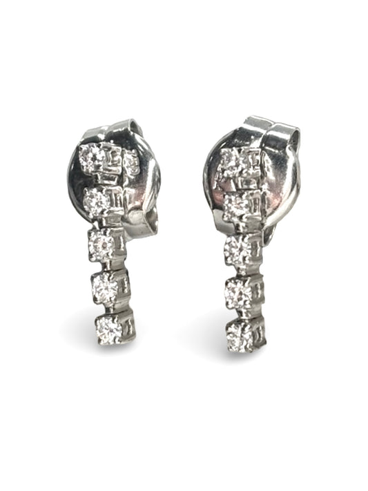 Boucles d’oreilles « Trois grains d’amour » en or blanc 18 carats serties de diamants. Création élégante et délicate signée Mauboussin, ces bijoux raffinés symbolisent l’amour et la lumière. Leur design intemporel met en valeur l’éclat des diamants et la pureté de l’or blanc, pour une touche sophistiquée idéale au quotidien comme pour les grandes occasions.
