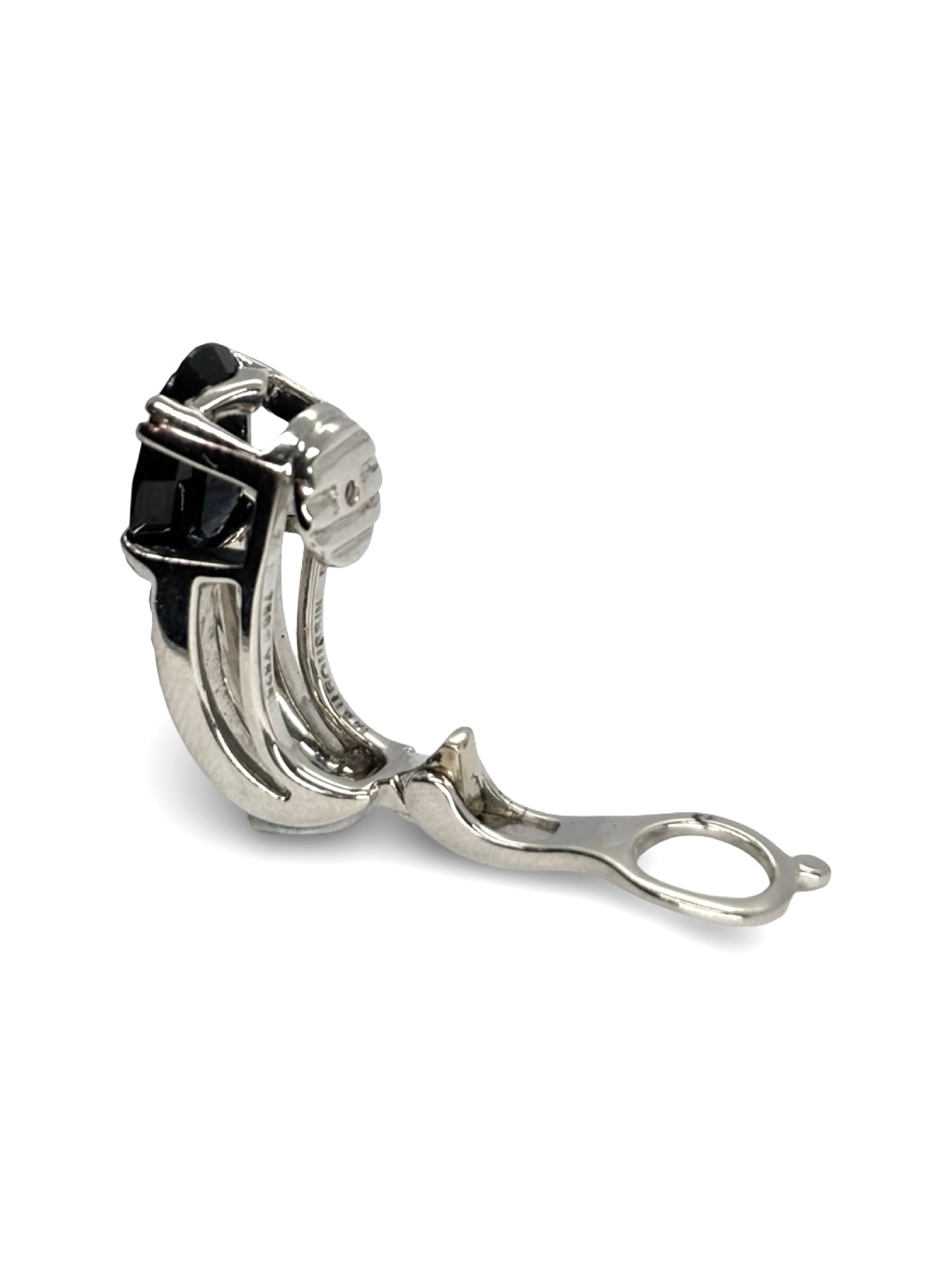 Splendides boucles d’oreilles Mauboussin en or blanc, serties de saphirs profonds totalisant 4,8 carats et sublimées par 0,40 carat de diamants étincelants. Une création d’exception alliant élégance et savoir-faire joaillier, idéale pour les grandes occasions ou pour enrichir une collection de bijoux de luxe.