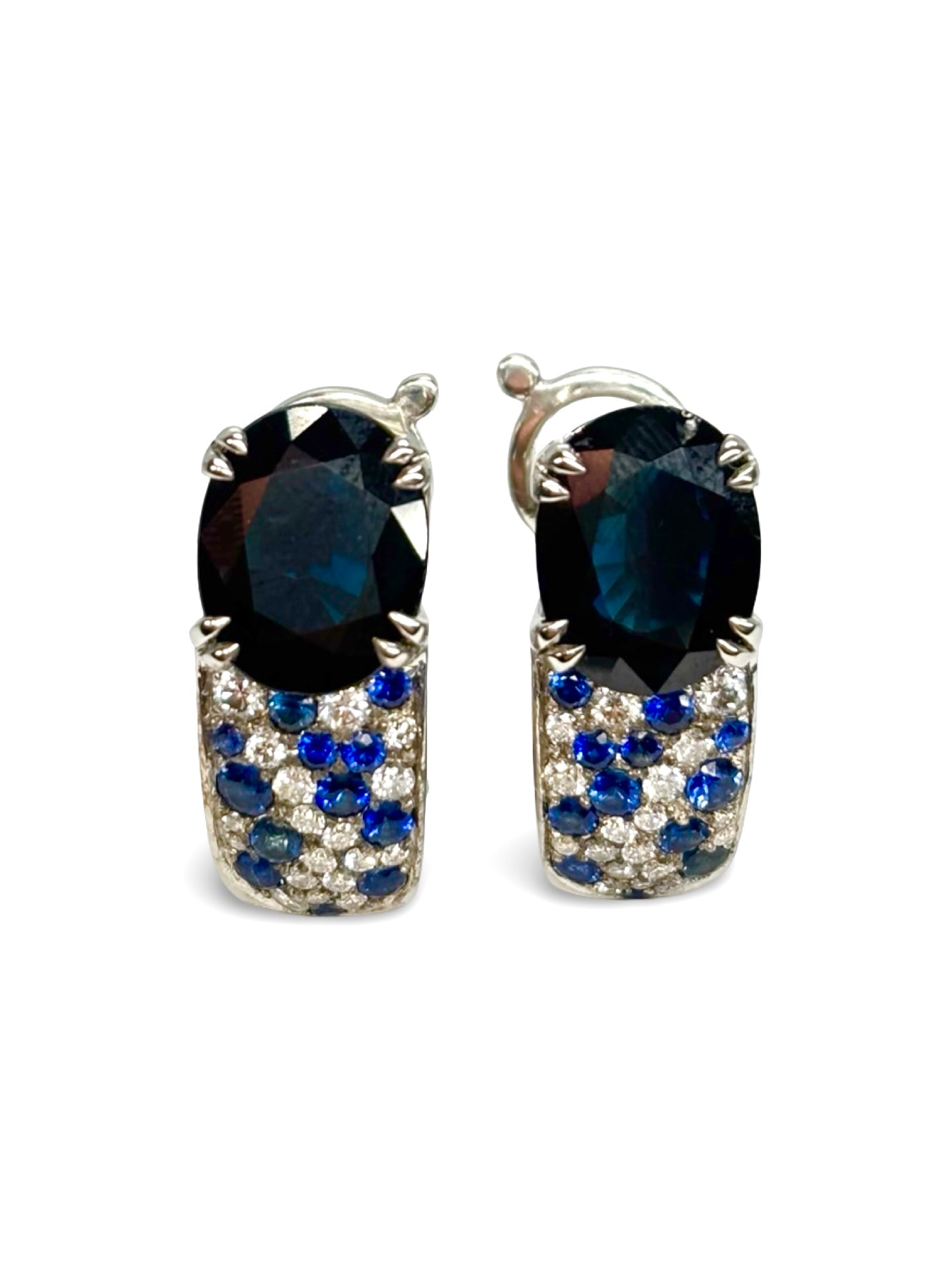 Splendides boucles d’oreilles Mauboussin en or blanc, serties de saphirs profonds totalisant 4,8 carats et sublimées par 0,40 carat de diamants étincelants. Une création d’exception alliant élégance et savoir-faire joaillier, idéale pour les grandes occasions ou pour enrichir une collection de bijoux de luxe.