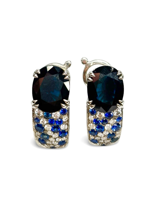 Splendides boucles d’oreilles Mauboussin en or blanc, serties de saphirs profonds totalisant 4,8 carats et sublimées par 0,40 carat de diamants étincelants. Une création d’exception alliant élégance et savoir-faire joaillier, idéale pour les grandes occasions ou pour enrichir une collection de bijoux de luxe.
