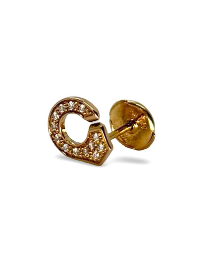Boucles d’oreilles Dinh Van Menottes en or jaune, sublimées par des diamants étincelants totalisant 0,10 carat. Un bijou emblématique mêlant modernité et élégance, symbole d’union et de raffinement, parfait pour apporter une touche lumineuse et intemporelle à chaque tenue.