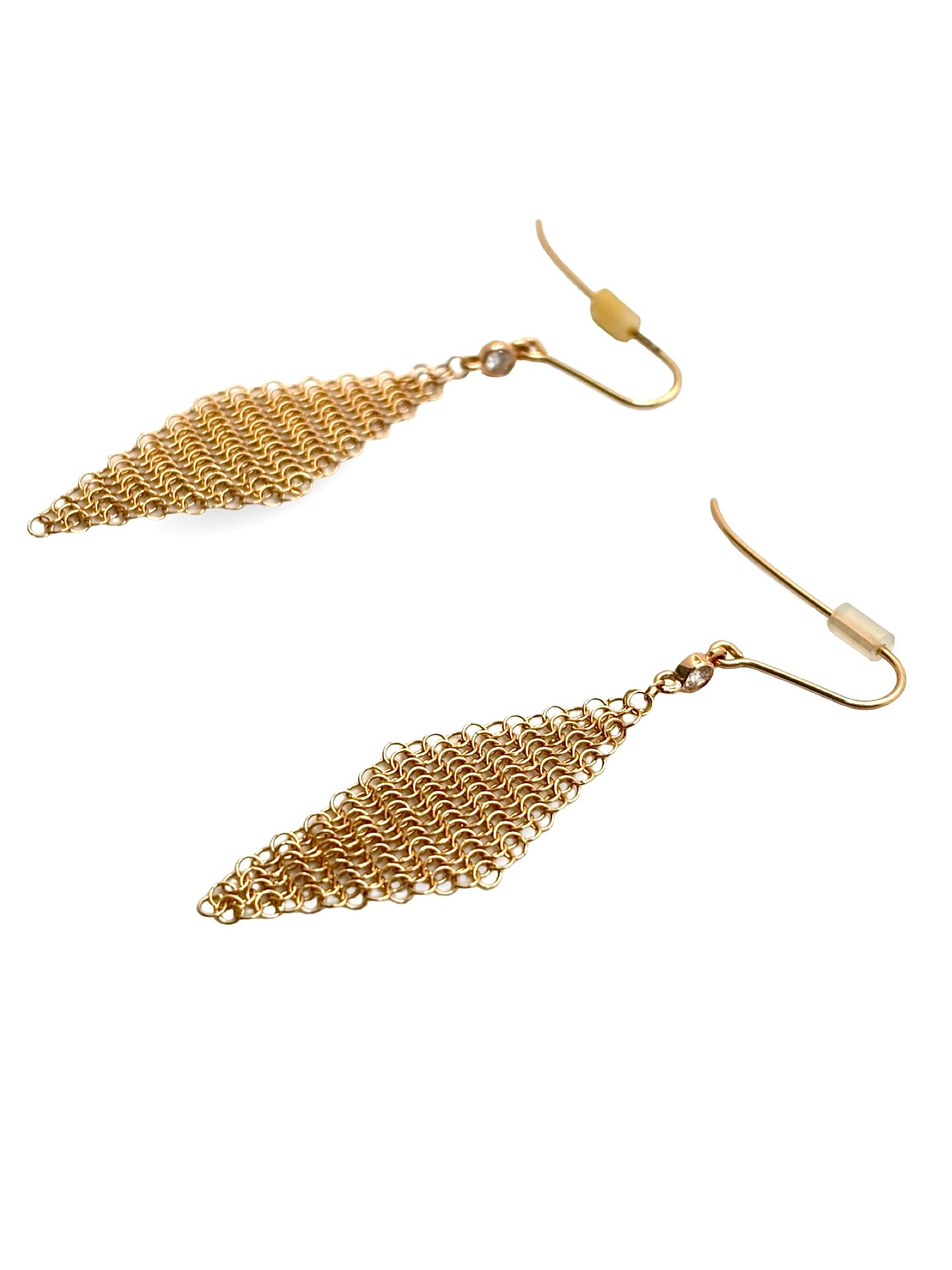 Découvrez les boucles d'oreilles Tiffany & Co Elsa Peretti en or jaune 18 carats et diamants, une création raffinée au design intemporel. Ces boucles d'oreilles Elsa Peretti Tiffany & Co en or jaune 750/1000 séduisent par leurs lignes épurées et l'éclat de leurs diamants soigneusement sertis. Élégantes et faciles à porter au quotidien comme lors des grandes occasions, elles incarnent le savoir-faire joaillier de Tiffany & Co et le style iconique imaginé par Elsa Peretti.