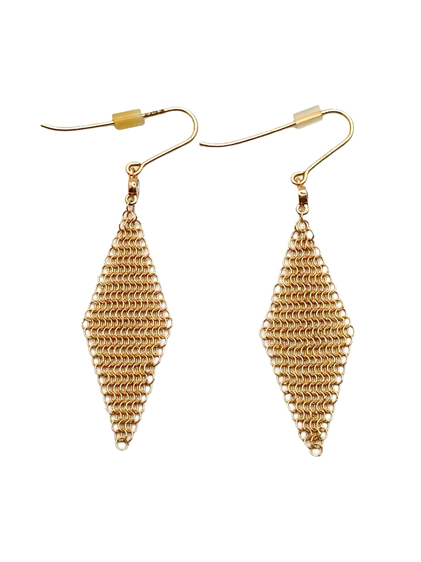 Découvrez les boucles d'oreilles Tiffany & Co Elsa Peretti en or jaune 18 carats et diamants, une création raffinée au design intemporel. Ces boucles d'oreilles Elsa Peretti Tiffany & Co en or jaune 750/1000 séduisent par leurs lignes épurées et l'éclat de leurs diamants soigneusement sertis. Élégantes et faciles à porter au quotidien comme lors des grandes occasions, elles incarnent le savoir-faire joaillier de Tiffany & Co et le style iconique imaginé par Elsa Peretti.
