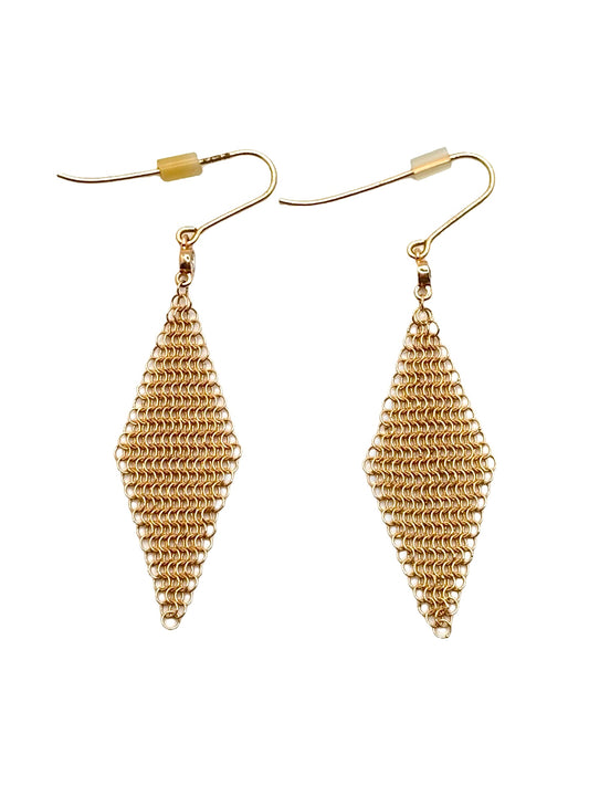 Découvrez les boucles d'oreilles Tiffany & Co Elsa Peretti en or jaune 18 carats et diamants, une création raffinée au design intemporel. Ces boucles d'oreilles Elsa Peretti Tiffany & Co en or jaune 750/1000 séduisent par leurs lignes épurées et l'éclat de leurs diamants soigneusement sertis. Élégantes et faciles à porter au quotidien comme lors des grandes occasions, elles incarnent le savoir-faire joaillier de Tiffany & Co et le style iconique imaginé par Elsa Peretti.