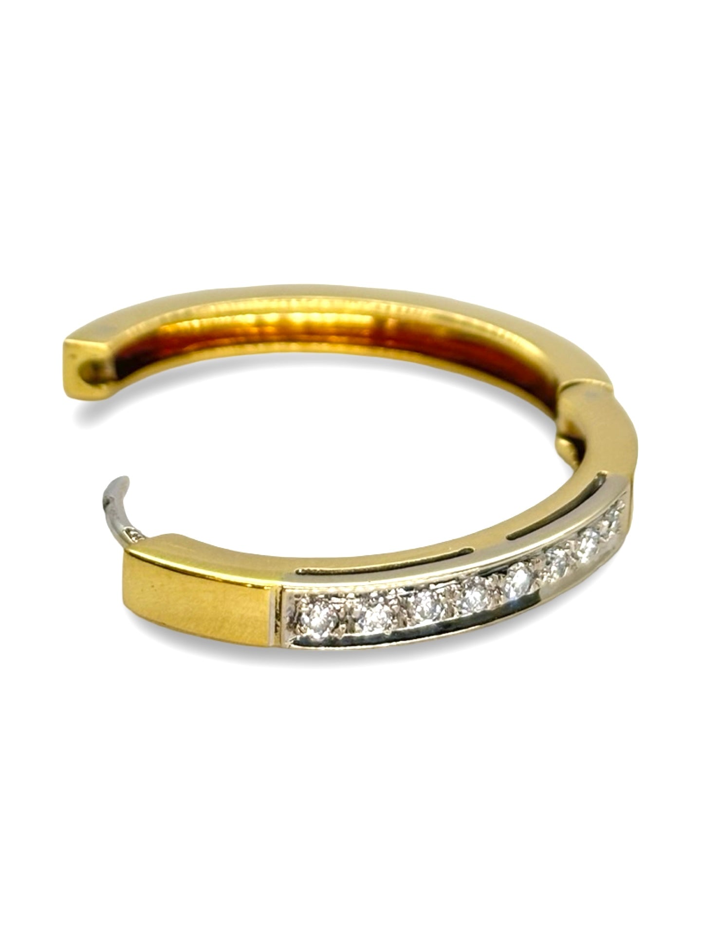 Créoles en or jaune sublimées par des diamants totalisant 0,50 carat. Leur design classique et raffiné apporte éclat et élégance au visage. Ces boucles d’oreilles intemporelles combinent la chaleur de l’or jaune à la brillance naturelle des diamants, parfaites pour rehausser un look quotidien ou compléter une tenue de soirée avec sophistication.