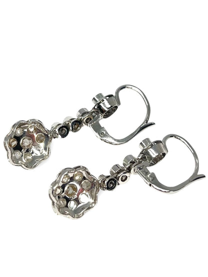 Superbes boucles d’oreilles vintage en platine, serties de diamants naturels pour un total de 1 carat. Un bijou raffiné au charme intemporel, alliant l’élégance du platine à l’éclat du diamant. Parfait pour une touche rétro chic ou une occasion spéciale. Pièce unique de haute joaillerie.