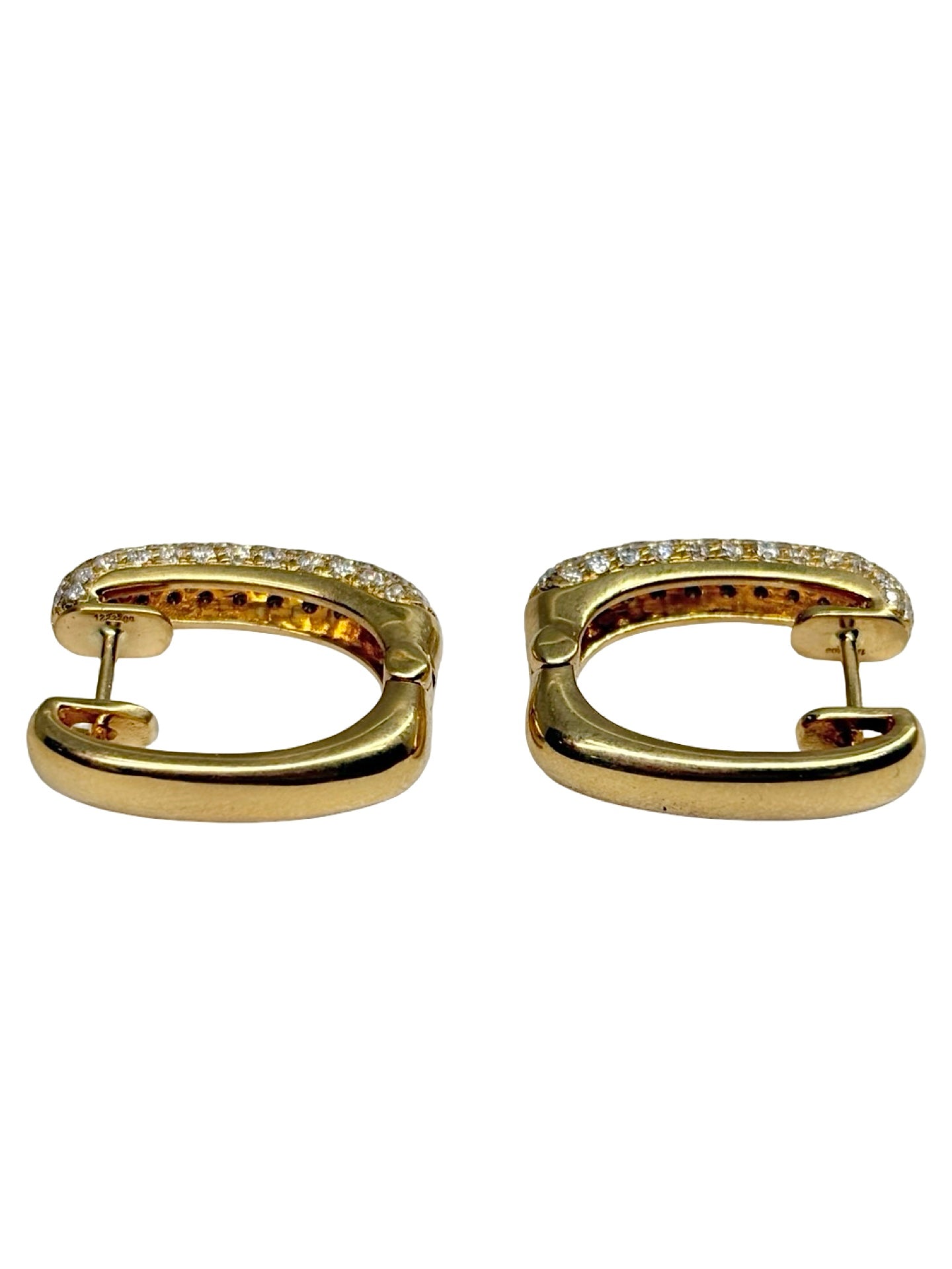 Boucles d'oreilles en or jaune 18K (750‰) serties de diamants totalisant 1,20 carat. Leur design élégant met en valeur l'éclat naturel des diamants et la chaleur de l'or jaune pour un rendu raffiné et intemporel. Idéales pour une occasion spéciale ou pour illuminer une tenue au quotidien, ces boucles d'oreilles incarnent le savoir-faire joaillier, l'élégance et la qualité. Un bijou précieux conçu pour traverser les générations avec style.