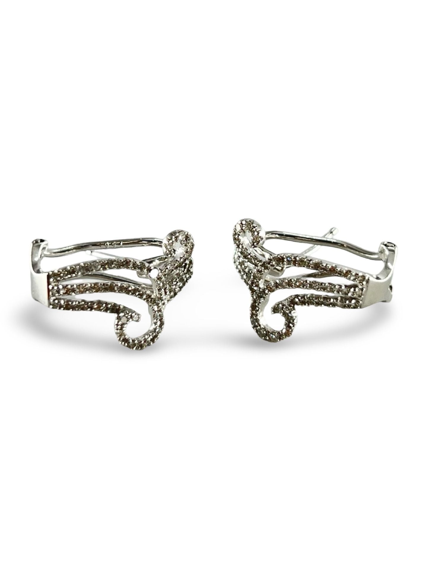 Découvrez nos élégantes boucles d'oreilles en or blanc 18K, sublimées par des diamants naturels d'une brillance exceptionnelle. Raffinées et intemporelles, ces boucles d'oreilles apportent une touche d’éclat à chaque tenue. Idéales pour une occasion spéciale ou pour un cadeau précieux, elles représentent l'élégance avec un éclat incomparable.