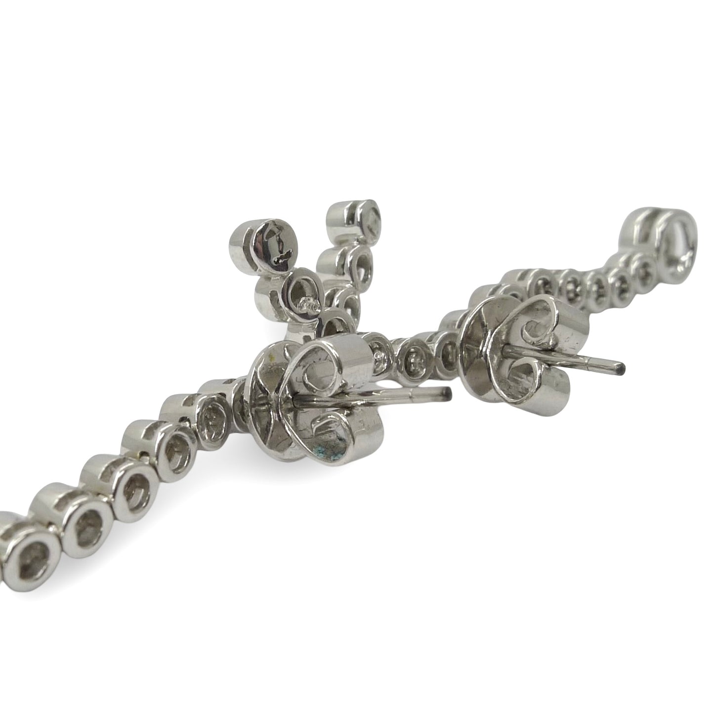 Sublimez votre allure avec ces boucles d’oreilles en or blanc 18K, serties de diamants étincelants pour un poids total de 2,2 ct. Élégantes et raffinées, elles apportent une touche de luxe et de brillance à chaque occasion. Parfaites pour un cadeau d’exception ou pour illuminer votre tenue avec éclat, ces boucles d’oreilles incarnent le mariage parfait entre raffinement et prestige.