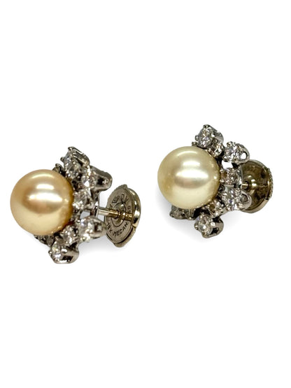 Boucles d’oreilles en or blanc 18K ornées de perles et de diamants totalisant 1,60 carat. Élégantes et raffinées, elles séduisent par l’éclat lumineux des diamants associé à la douceur nacrée des perles. Cette paire intemporelle incarne le charme classique et le luxe discret, idéale pour sublimer une tenue habillée ou enrichir une collection de joaillerie précieuse.