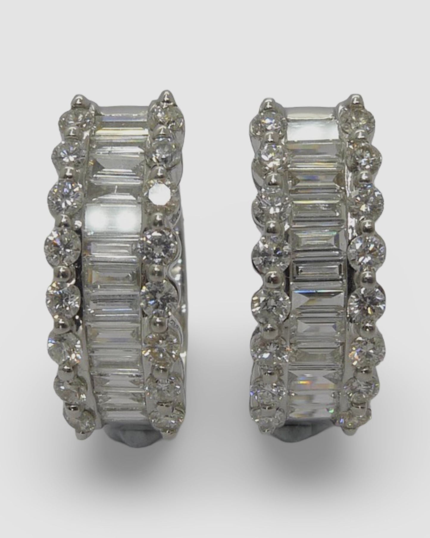 Découvrez nos sublimes boucles d'oreilles en or blanc, élégamment serties de diamants naturels taillés en brillants et en baguettes. Avec un poids total de 2 carats, ces boucles d'oreilles allient éclat et raffinement pour sublimer votre style. Parfaites pour une occasion spéciale ou pour apporter une touche raffinée au quotidien.