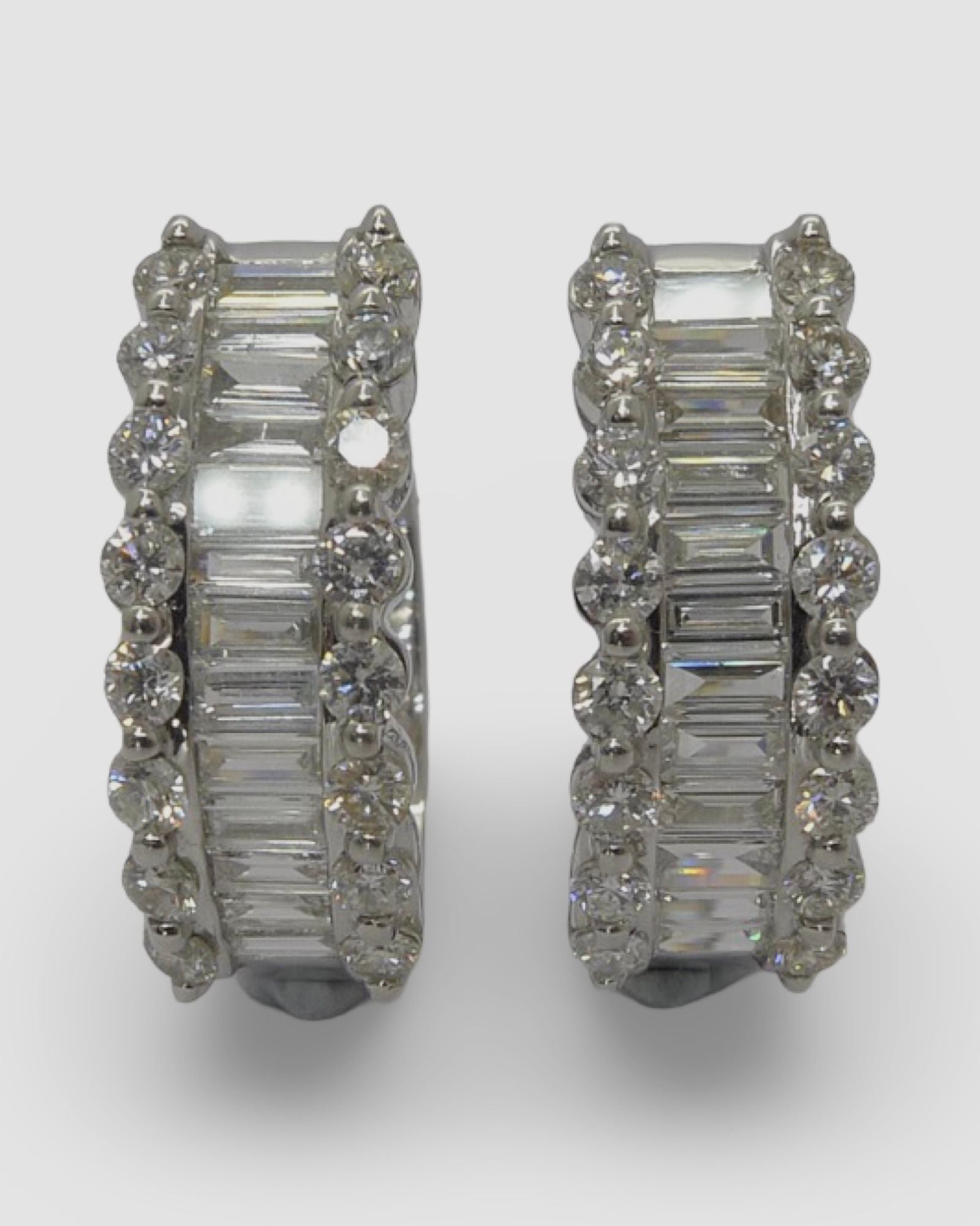 Découvrez nos sublimes boucles d'oreilles en or blanc, élégamment serties de diamants naturels taillés en brillants et en baguettes. Avec un poids total de 2 carats, ces boucles d'oreilles allient éclat et raffinement pour sublimer votre style. Parfaites pour une occasion spéciale ou pour apporter une touche raffinée au quotidien.