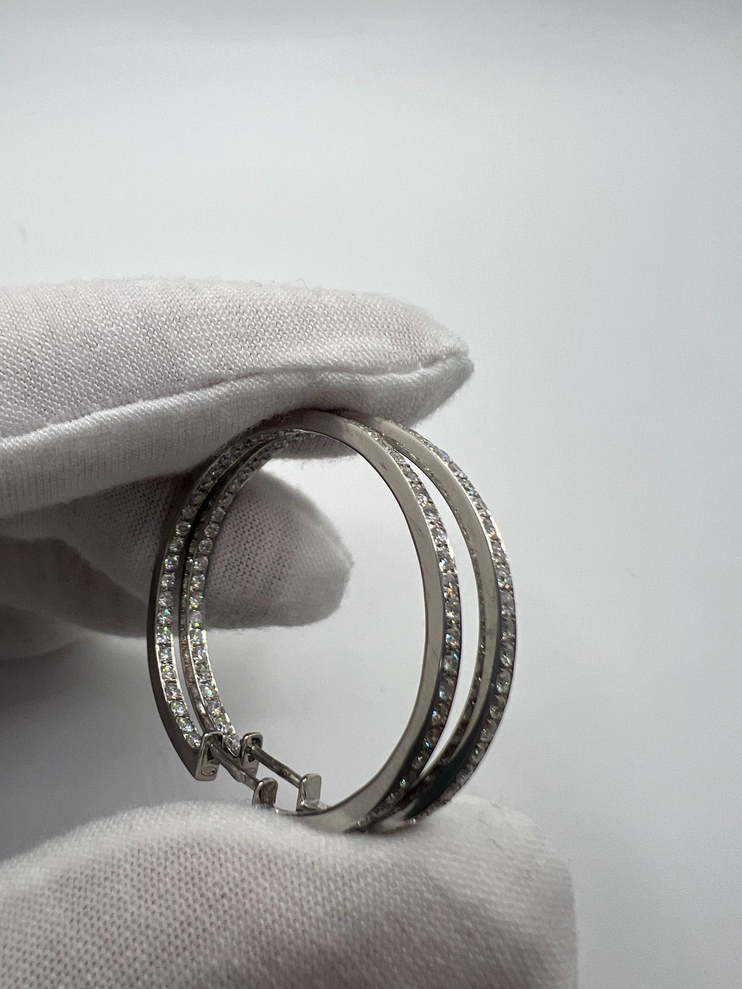 Sublimez votre style avec ces magnifiques boucles d'oreilles en or blanc serties de 100 diamants étincelants d’environ 0,02 ct chacun, pour un total de 2 ct. Raffinées et sophistiquées, elles apportent une touche de glamour à toutes vos tenues. Idéales pour une occasion spéciale ou un cadeau inoubliable, ces boucles d’oreilles en diamant incarnent l’élégance intemporelle. 